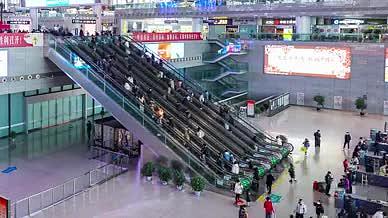 4k实拍南京南站候车大厅检票进站人流延时视频的预览图